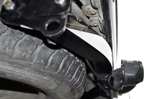 Фаркоп Baltex для Toyota Land Cruiser 100 VX 1998-2007 (с декор. пластиной) Фланцевое крепление. Артикул Y08A