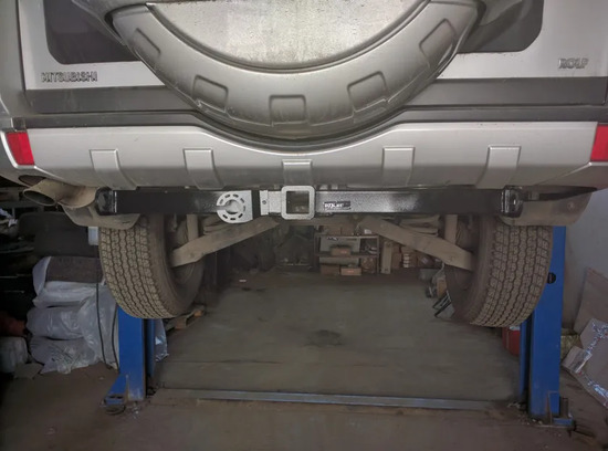 Фаркоп Bizon для Mitsubishi Pajero IV 2006-2022 с накладкой из нержавеющей стали. Артикул FA 0978-E(N)