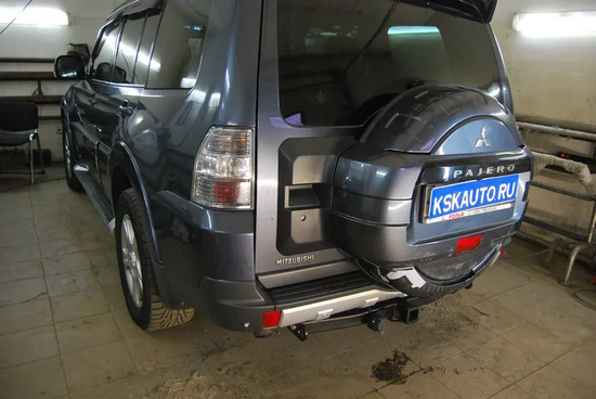 Фаркоп Bizon для Mitsubishi Pajero IV 2006-2022 с накладкой из нержавеющей стали. Артикул FA 0978-E(N)