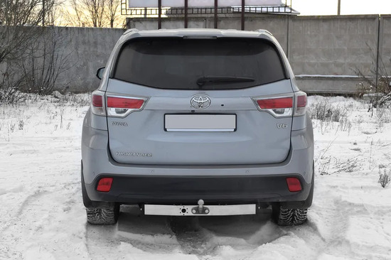 Фаркоп PT Group для Toyota Highlander III 2014-2020 c накладкой из нержавеющей стали. Фланцевое крепление. Артикул THL991101
