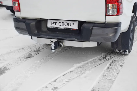 Фаркоп PT Group для Toyota Hilux VIII 2015-2022 с хромированной накладкой. Артикул 09121501