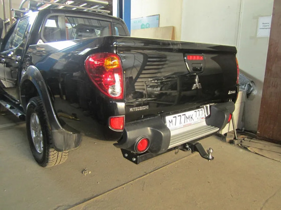 Фаркоп Bizon для Mitsubishi L200 удлиненный IV 1-й рестайлинг 2013-2015 с накладкой из нержавеющей стали. Быстросъемный крюк. Артикул FA 0857-E(N)