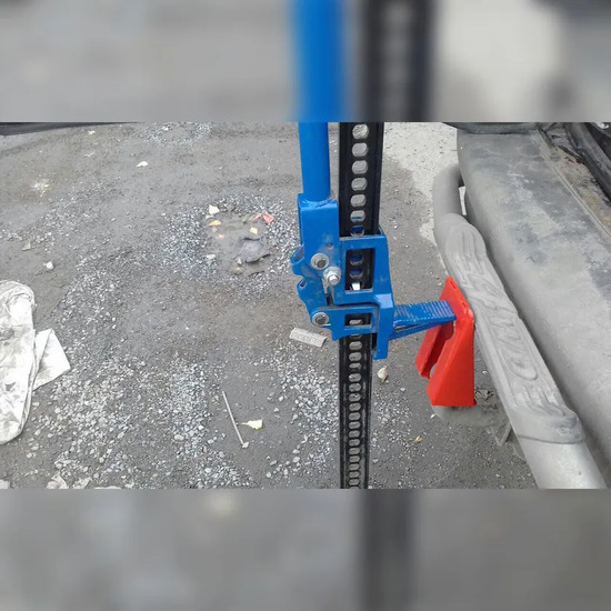Кронштейн Tplus подъема домкратом за фаркоп, Красный. Артикул T014045