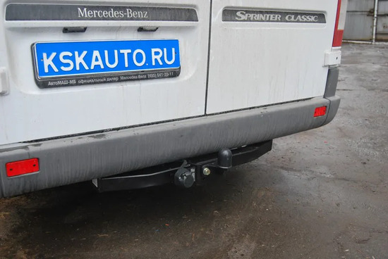 Фаркоп Auto-Hak для Mercedes-Benz Sprinter W903 фургон (с подножкой, кол. база 3,55/4,025м) 1995-2006. Фланцевое крепление. Артикул D 19