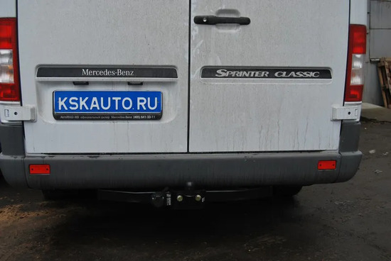 Фаркоп Auto-Hak для Mercedes-Benz Sprinter W903 фургон (с подножкой, кол. база 3,55/4,025м) 1995-2006. Фланцевое крепление. Артикул D 19