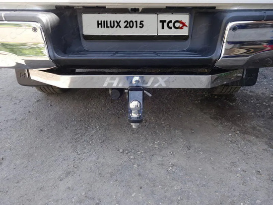 Фаркоп ТСС оцинкованный под американский квадрат для Toyota Hilux VIII 2015-2022 (вкл. Exclusive 2018-, вкл. Black Onyx 2020-) с накладкой из нержавеющей стали. Артикул TCU00023