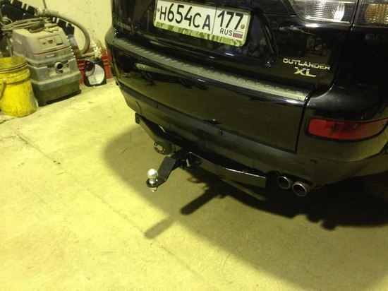 Фаркоп Bizon для Mitsubishi Outlander XL 2006-2012 с накладкой из нержавеющей стали. Артикул FA 0970-E(N)