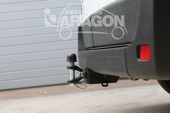 Фаркоп Aragon для Nissan NV400 фургон 4x2 2012-2022. Фланцевое крепление. Артикул E5232AG