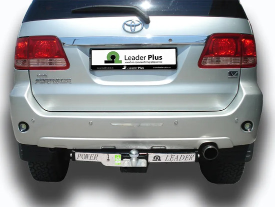 Фаркоп Лидер-Плюс для Toyota Fortuner I 2005-2015 с нержавеющей пластиной. Артикул T122-F(N)