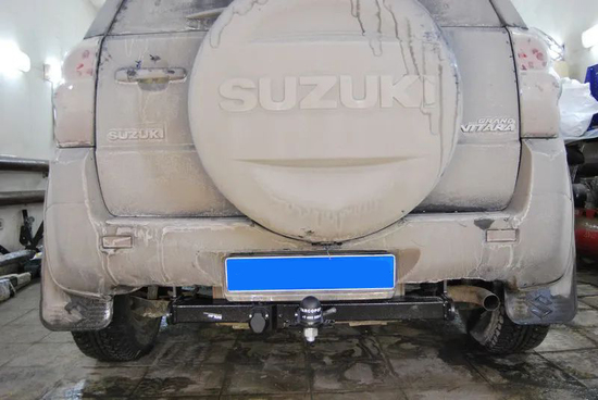 Фаркоп Bizon для Suzuki Grand Vitara III 3-дв. 2005-2015 с нержавеющей накладкой. Быстросъемный крюк. Артикул FA 0852-E(N)