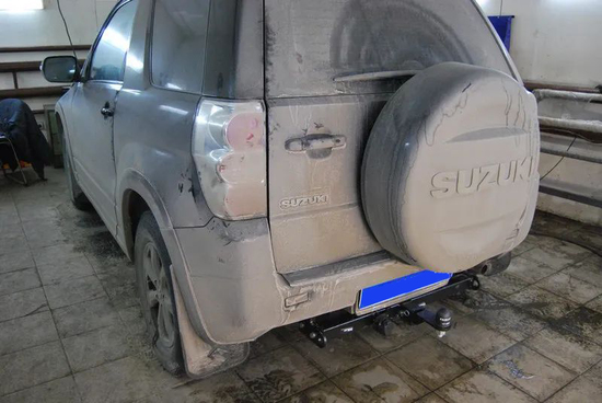 Фаркоп Bizon для Suzuki Grand Vitara III 3-дв. 2005-2015 с нержавеющей накладкой. Быстросъемный крюк. Артикул FA 0852-E(N)