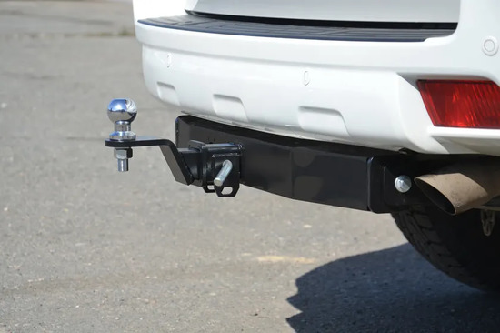 Фаркоп PT Group под американский квадрат для Toyota Land Cruiser Prado 150 2009-2022 с окрашенной нержавеющей накладкой. Артикул TPR-09-991103.22