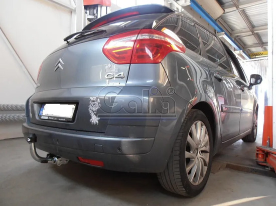 Фаркоп Galia оцинкованный для Peugeot 5008 2009-2022. Быстросъемный крюк. Артикул C051C