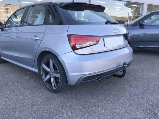 Фаркоп Aragon (быстросъемный крюк, вертикальное крепление) для Audi A1 хэтчбек 3/5-дв. 2010-2018. Артикул E5803DV