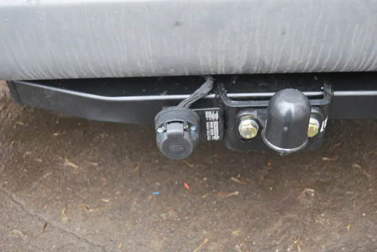 Фаркоп Auto-Hak для Volkswagen LT 28/46 фургон (с подножкой, кол.база 3,55/4,025м, одинарн. колеса) 1995-2006. Фланцевое крепление. Артикул D 19