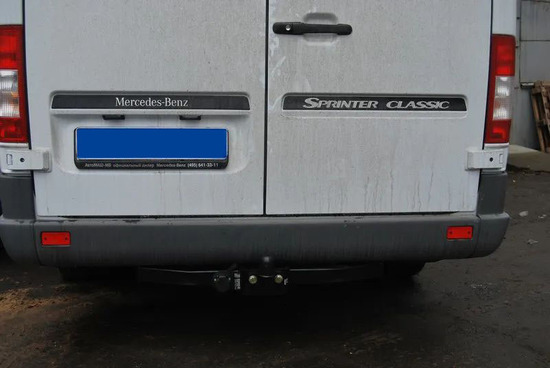 Фаркоп Auto-Hak для Volkswagen LT 28/46 фургон (с подножкой, кол.база 3,55/4,025м, одинарн. колеса) 1995-2006. Фланцевое крепление. Артикул D 19