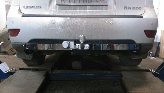 Фаркоп Лидер-Плюс для Toyota Highlander II 2007-2010 (с накладкой из нерж. стали). Фланцевое крепление. Артикул L101-F(N)